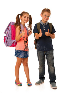 小学生和女学生，书包被隔离在白色的背上
