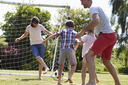 一家人在花园里一起踢足球