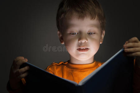 男孩读书