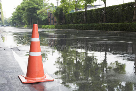 雨期和反光道路上的交通锥