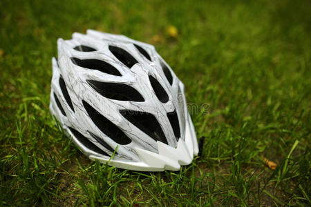 草地上的自行车头盔