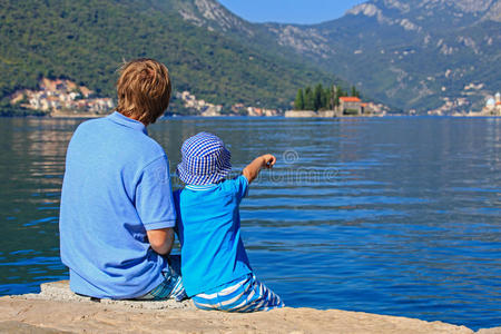父亲和小儿子在海上度假