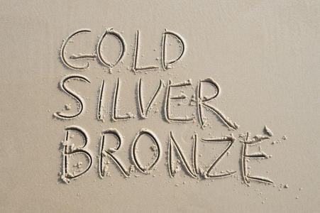 金银青铜信息在光滑的沙子上