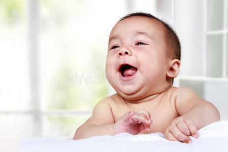 可爱的婴儿在床上笑