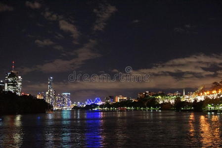 夜间 特写镜头 夜空 城市照明 点燃 突出显示 紫色 城市铁路