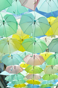 用彩色雨伞装饰的街道。