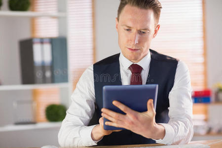 专注的商人使用他的平板电脑