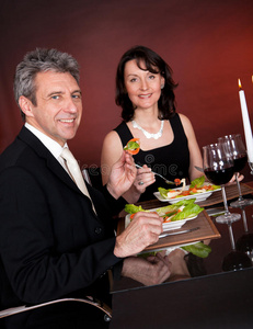 情侣在餐厅浪漫晚餐