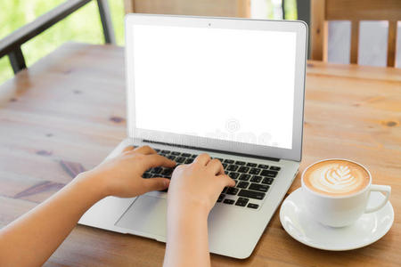 商业女性在笔记本电脑键盘上打字的特写镜头