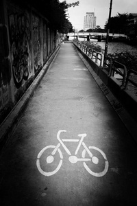 沿着运河的自行车道在KhlongSaenSaeb曼谷泰兰