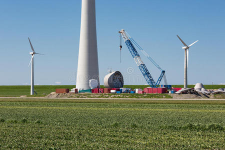 荷兰最大的风电场有建筑工作的农田