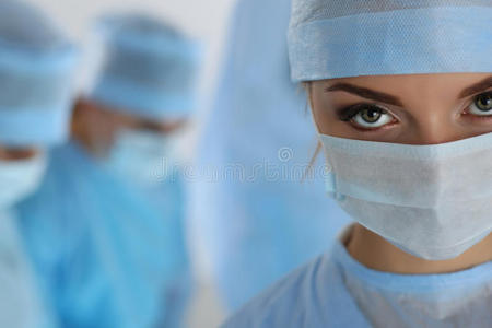女性外科医生的肖像在镜头里