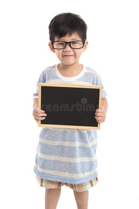 可爱的亚洲男孩拿着黑板