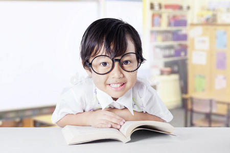 可爱的小学生在班上阅读文学