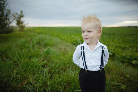 绿野中的小男孩