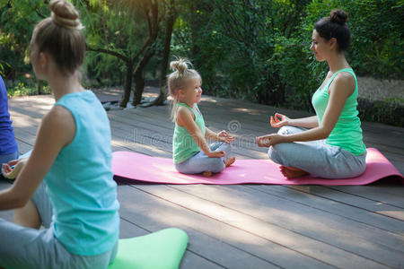 一群母女在做练习瑜伽的运动