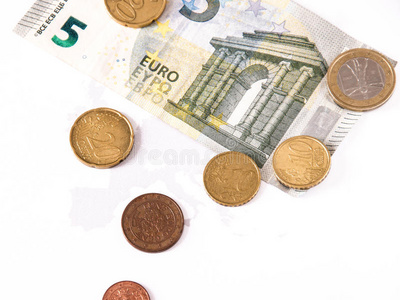 欧元账单和硬币躺在欧盟地图上