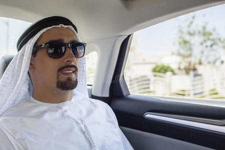 阿拉伯男人在车里