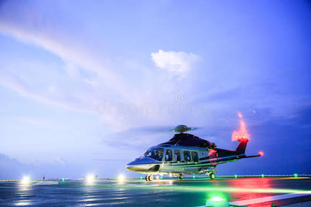 直升机停在海上平台上。直升机运送船员或乘客到海上石油和天然气行业工作