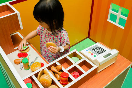 中国儿童角色扮演在汉堡店。
