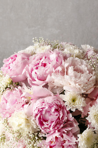 花的排列与粉红色牡丹，白色菊花和g
