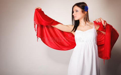 夏天的女人穿着白裙子和红披肩。时尚