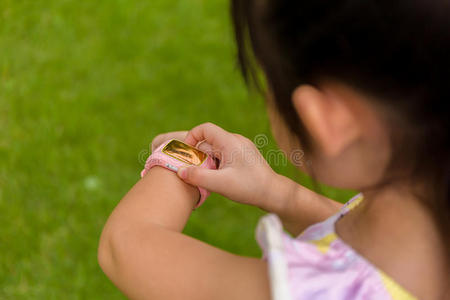 技术 通信 电信 呼叫 小孩 智能手表 女孩