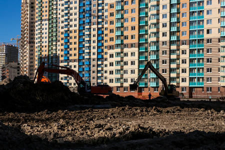 在新区建设道路和铺设通信