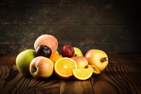 木制桌子上各种异国水果