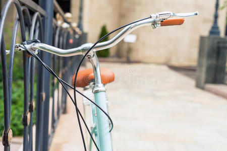 美丽的城市老式自行车在欧洲旅行