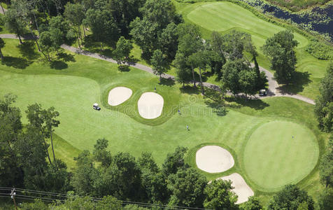 高尔夫球场球道和绿色的鸟瞰图