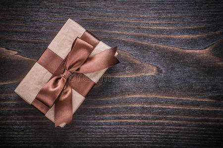 礼品盒，棕色系蝴蝶结在老式木板上