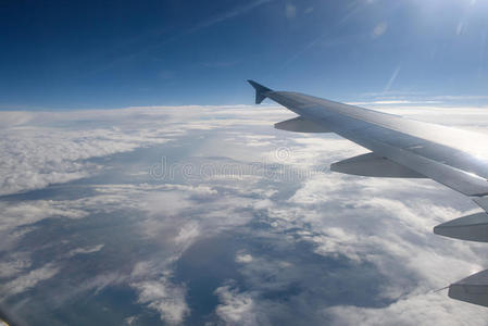 在云层上飞行的飞机的机翼