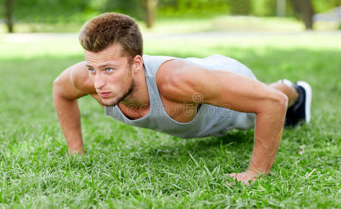 体操运动员 弯曲 锻炼 运动型 自然 肌肉 适合 运动 二头肌
