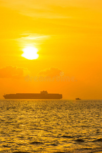 日落时在海上的货船