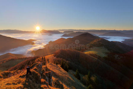 斯洛伐克山峰奥斯尼卡日出秋季全景