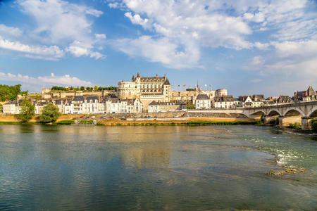 法国。 在卢瓦尔河岸上风景如画的安博伊斯城堡