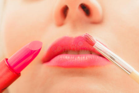 改造 化妆 应用 治疗 唇彩 女孩 特写镜头 女人 美化