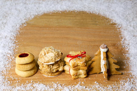 木制背景和雪上的圣诞饼干。