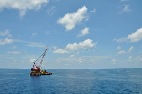 海上石油天然气工业中起重重型货物或重型升降机的起重机驳船。 用于电梯管道的大型船