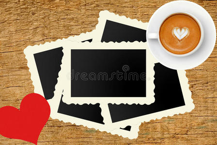 在木头上拍摄老式的空照片卡和咖啡杯