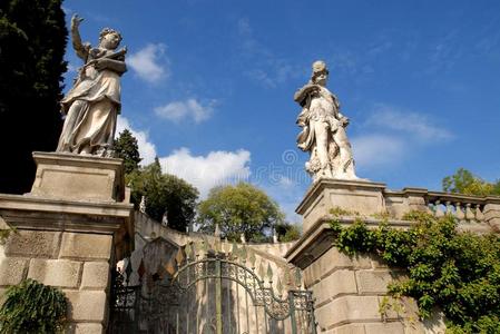 入口与雕像的道路，导致弗雷德里克二世塔在蒙塞利斯通过山丘在维尼托意大利