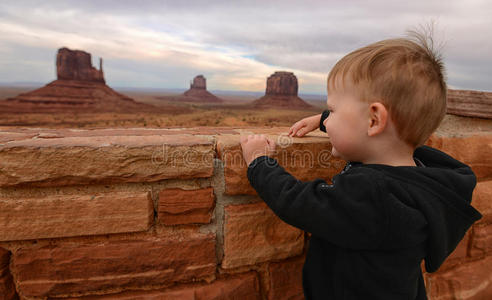 孩子看着纪念碑山谷