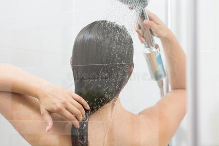 洗澡洗头发的女孩