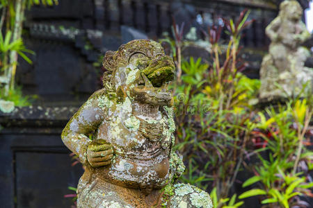 巴厘神雕像在寺庙建筑群，巴厘岛，印度尼西亚