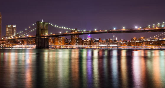 布鲁克林桥在晚上，纽约市