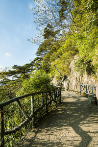 沿着悬崖面建造的一条路