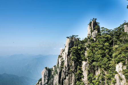 怪诞的山峰向天空冲去