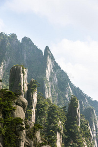 怪诞的山峰向天空冲去