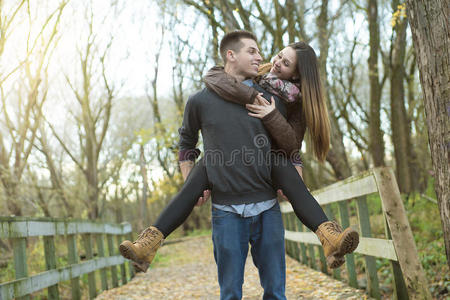 拥抱 女孩 男人 运行 公园 闲暇 森林 白种人 秋天 夫妇
